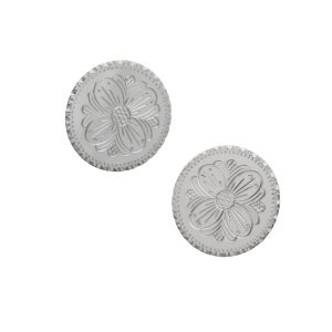 To flate, runde bunadsknapper i lyst sølvpreget av et sirlig håndgravert blomstermotiv og en rillet ytterbort.