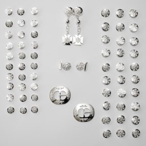 Test Butikk Komplett sett med lyst filigranssølv til herrebunad fra Rogaland, inkludert halssølje, knespenner, mansjettknapper, samt 30 store og 30 små knapper.
