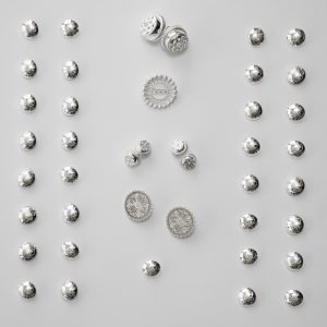 Komplett bunadsølvsett til Åmli herrebunad alternativ 4 med halsring, halsknapp og håndgravde knapper.